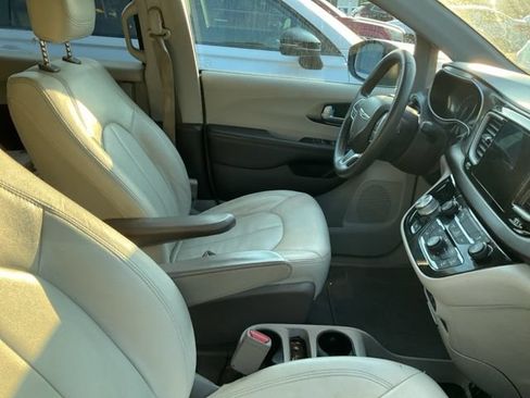 Used 2017 Chrysler Pacifica Touring w/ Tire & Wheel Group FWD image 3