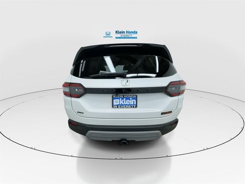 Used 2025 Honda Pilot TrailSport image 9