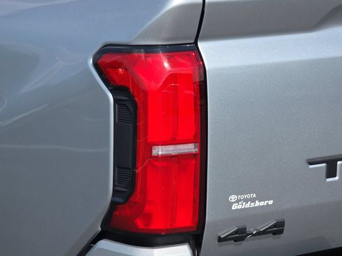 Used 2025 Toyota Tacoma SR5 AWD/4WD image 32