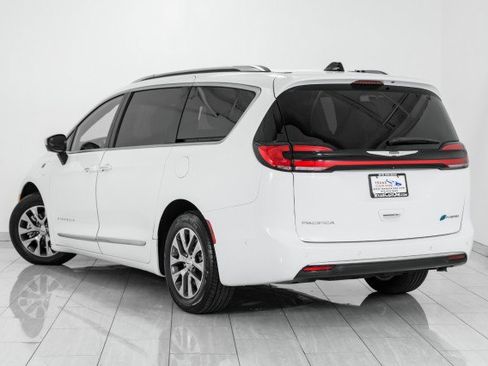 Used 2023 Chrysler Pacifica Pinnacle image 8