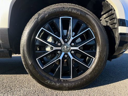 Used 2024 Lexus GX 550 w/ Accessory Package (Z1) image 11