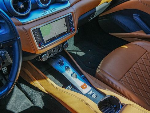 Used 2018 Ferrari California T image 21