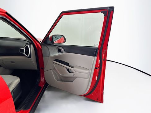 Used 2025 Kia Soul LX w/ LX Technology Package FWD image 31