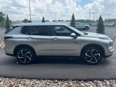 New 2025 Mitsubishi Outlander SE image 6