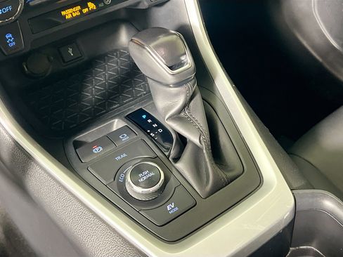 Used 2022 Toyota RAV4 XLE Premium image 25