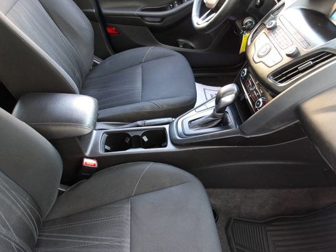 Used 2018 Ford Focus SE w/ Cold Weather Package FWD image 37