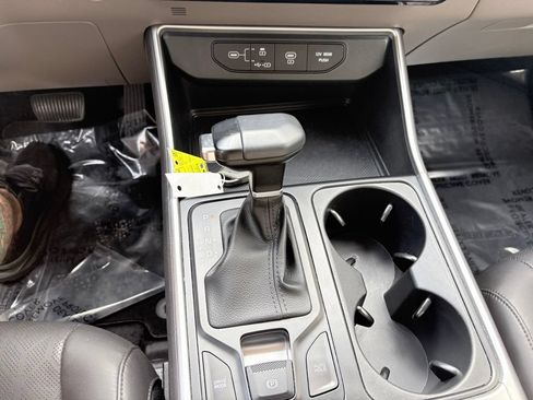 Used 2025 Kia Carnival FWD image 14