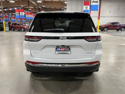 Certified 2025 Jeep Grand Cherokee Laredo w/ Luxury Tech Group I image 4