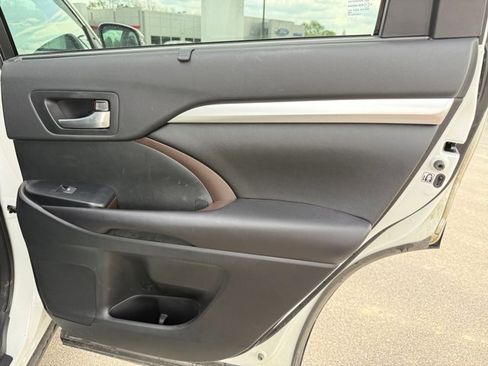 Certified 2017 Toyota Highlander XLE w/ Protection Package #3 AWD/4WD image 24