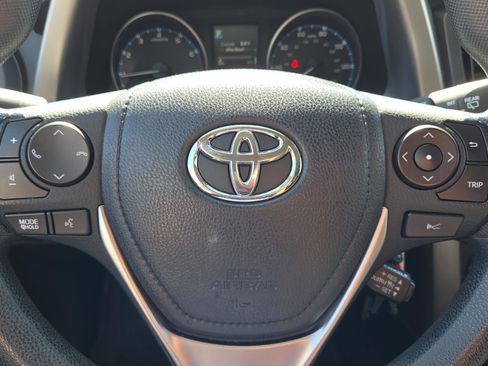 Used 2018 Toyota RAV4 LE image 30
