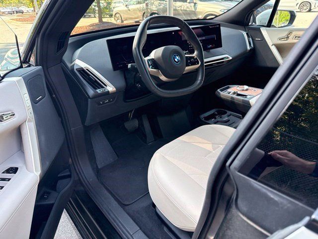Used 2023 BMW iX xDrive50 w/ Premium Package AWD/4WD image 16
