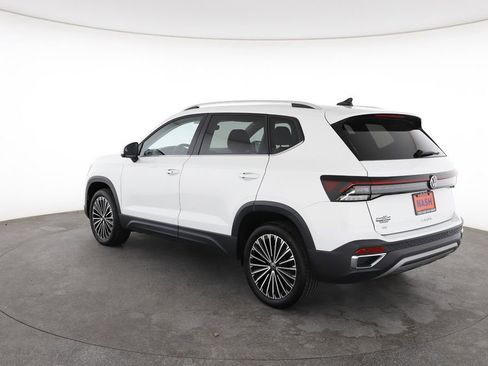 Used 2025 Volkswagen Taos SE FWD image 9