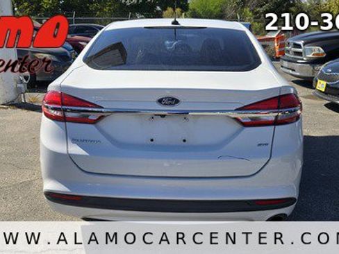 Used 2017 Ford Fusion SE image 4
