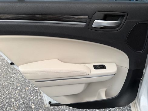 Used 2015 Chrysler 300 Limited w/ Driver Convenience Group image 36