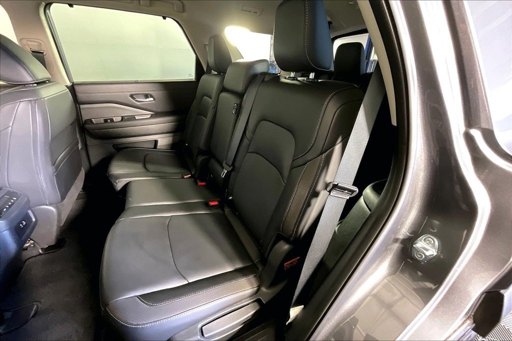 Used 2025 Nissan Pathfinder SL AWD/4WD image 32