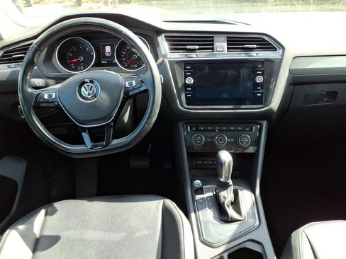 Used 2018 Volkswagen Tiguan SE w/ Panoramic Sunroof Package image 12