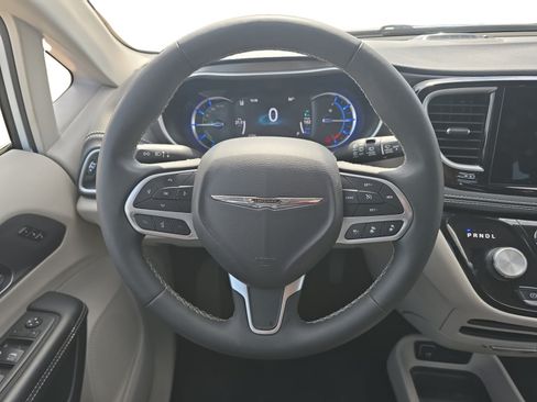 Used 2024 Chrysler Pacifica Limited FWD image 13