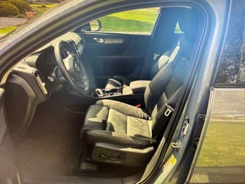 Used 2023 Volvo XC40 B5 Plus w/ Climate Package AWD/4WD image 3