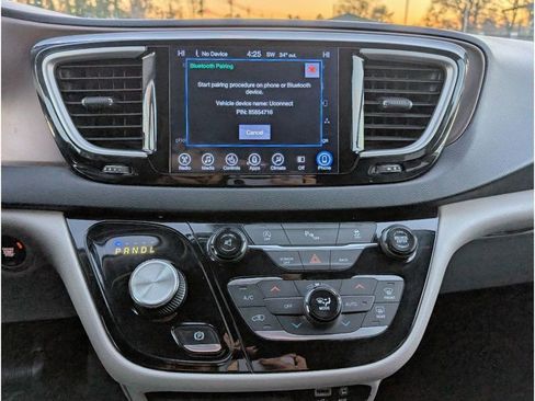 Used 2017 Chrysler Pacifica Touring-L image 26