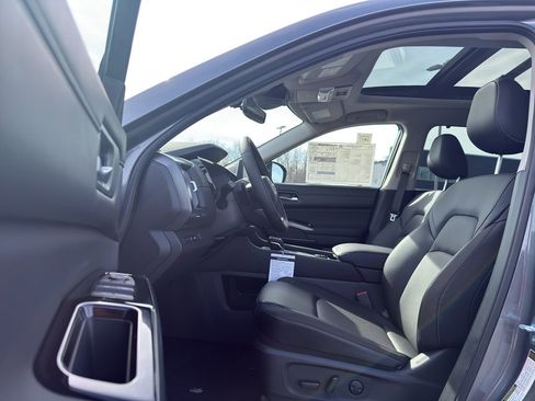 New 2026 Nissan Pathfinder SL image 11