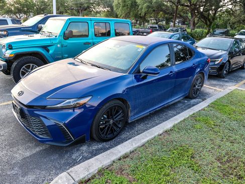 Used 2025 Toyota Camry SE w/ Convenience Package FWD image 3