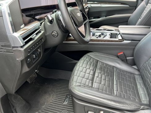 Used 2025 Cadillac Escalade Sport Platinum AWD/4WD image 14