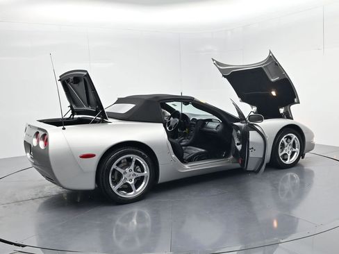 Used 2004 Chevrolet Corvette Convertible w/ Preferred Equipment Group RWD image 57