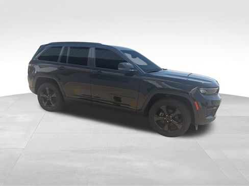 Used 2023 Jeep Grand Cherokee Altitude AWD/4WD image 8
