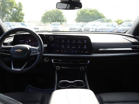 Used 2025 Chevrolet Traverse LT w/ Driver Confidence Package AWD/4WD image 14