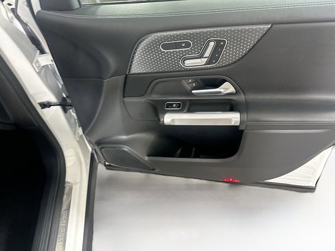 Used 2025 Mercedes-Benz GLB 250 image 31