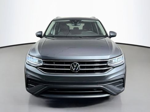 Used 2023 Volkswagen Tiguan SE FWD image 2
