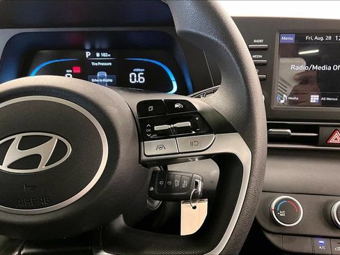 Used 2025 Hyundai Elantra SE FWD image 18