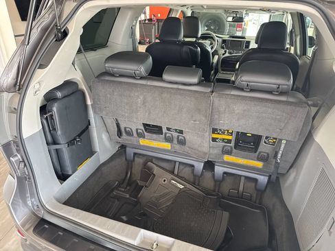 Used 2014 Toyota Sienna SE FWD image 25