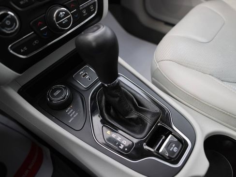 Used 2019 Jeep Cherokee Limited AWD/4WD image 27