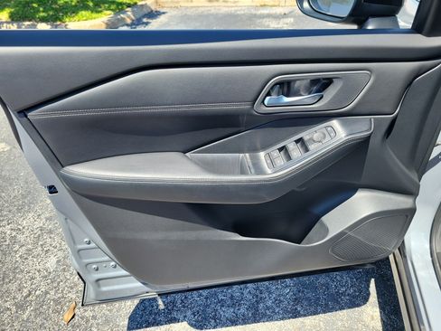 Certified 2024 Nissan Rogue SL FWD image 10