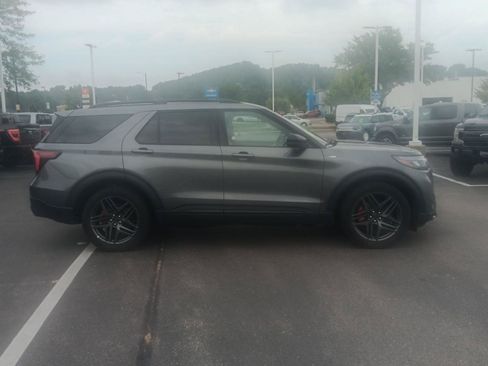 Used 2025 Ford Explorer ST-Line w/ ST-Line Street Pack AWD/4WD image 3