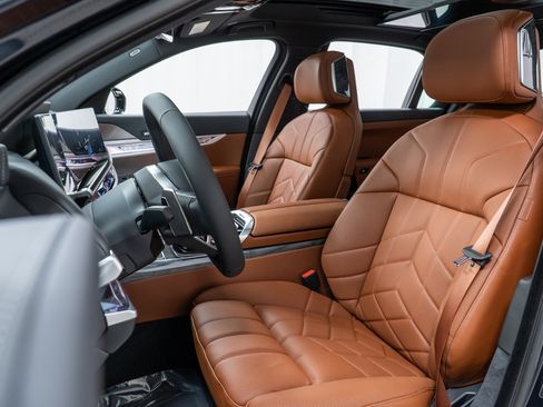 Used 2025 BMW 760i xDrive w/ Executive Package image 14