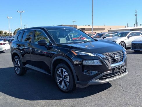 Used 2023 Nissan Rogue SV image 3