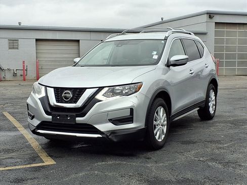 Used 2020 Nissan Rogue SV image 2