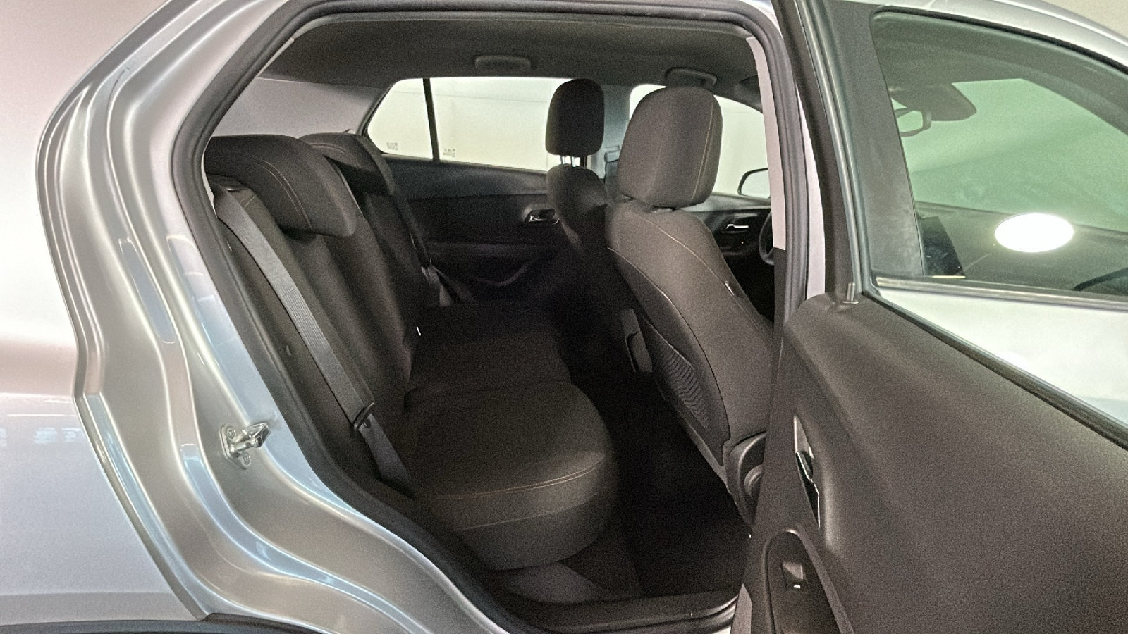 Used 2018 Chevrolet Trax LS AWD/4WD image 33
