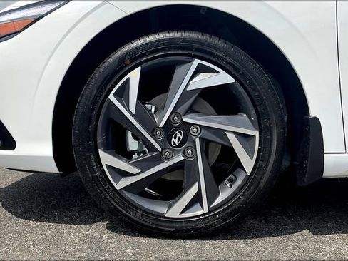 New 2025 Hyundai Elantra Limited image 12