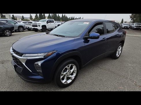 Used 2024 Chevrolet Trax LS w/ LS Convenience Package FWD image 2