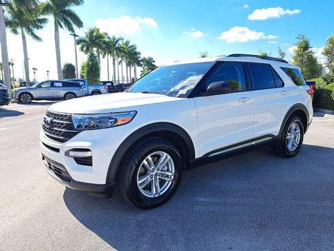 Certified 2022 Ford Explorer XLT w/ Equipment Group 202A image 3