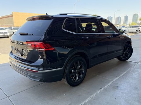 Used 2024 Volkswagen Tiguan SE w/ Panoramic Sunroof Package FWD image 4