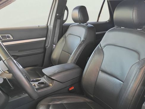 Used 2016 Ford Explorer XLT w/ Equipment Group 202A FWD image 31