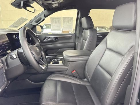 Used 2025 Chevrolet Suburban Z71 image 17