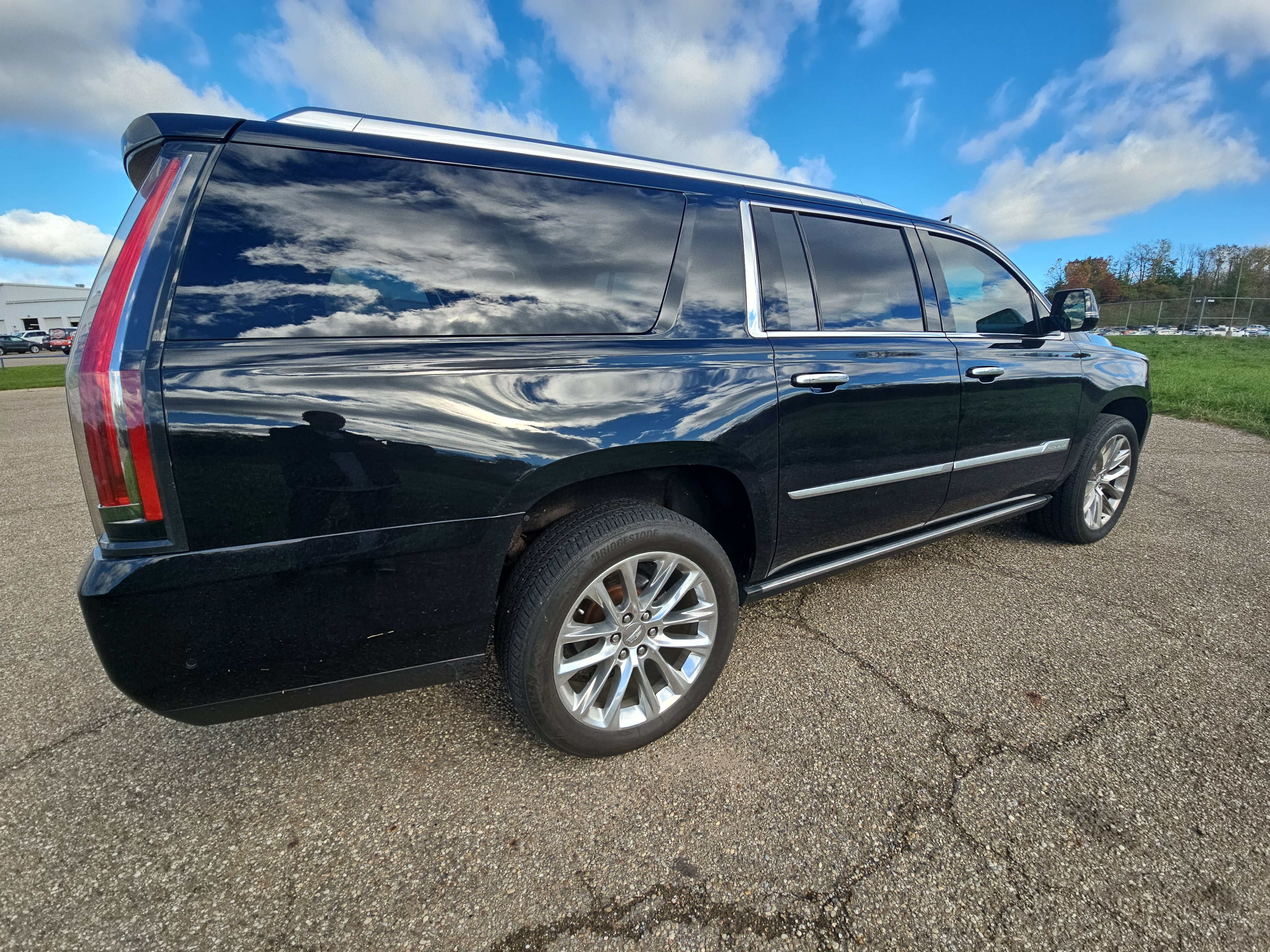 Used 2019 Cadillac Escalade ESV Premium Luxury AWD/4WD image 4