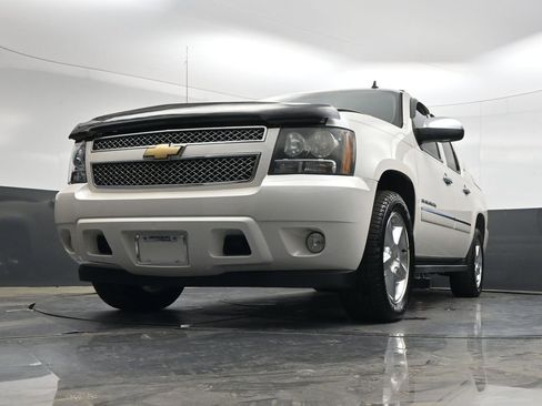 Used 2011 Chevrolet Avalanche LTZ AWD/4WD image 24