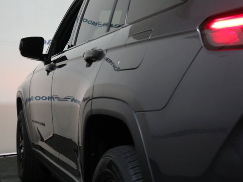 Used 2024 Jeep Grand Cherokee L Laredo image 11