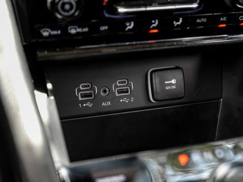 Used 2023 Jeep Grand Cherokee Limited AWD/4WD image 36